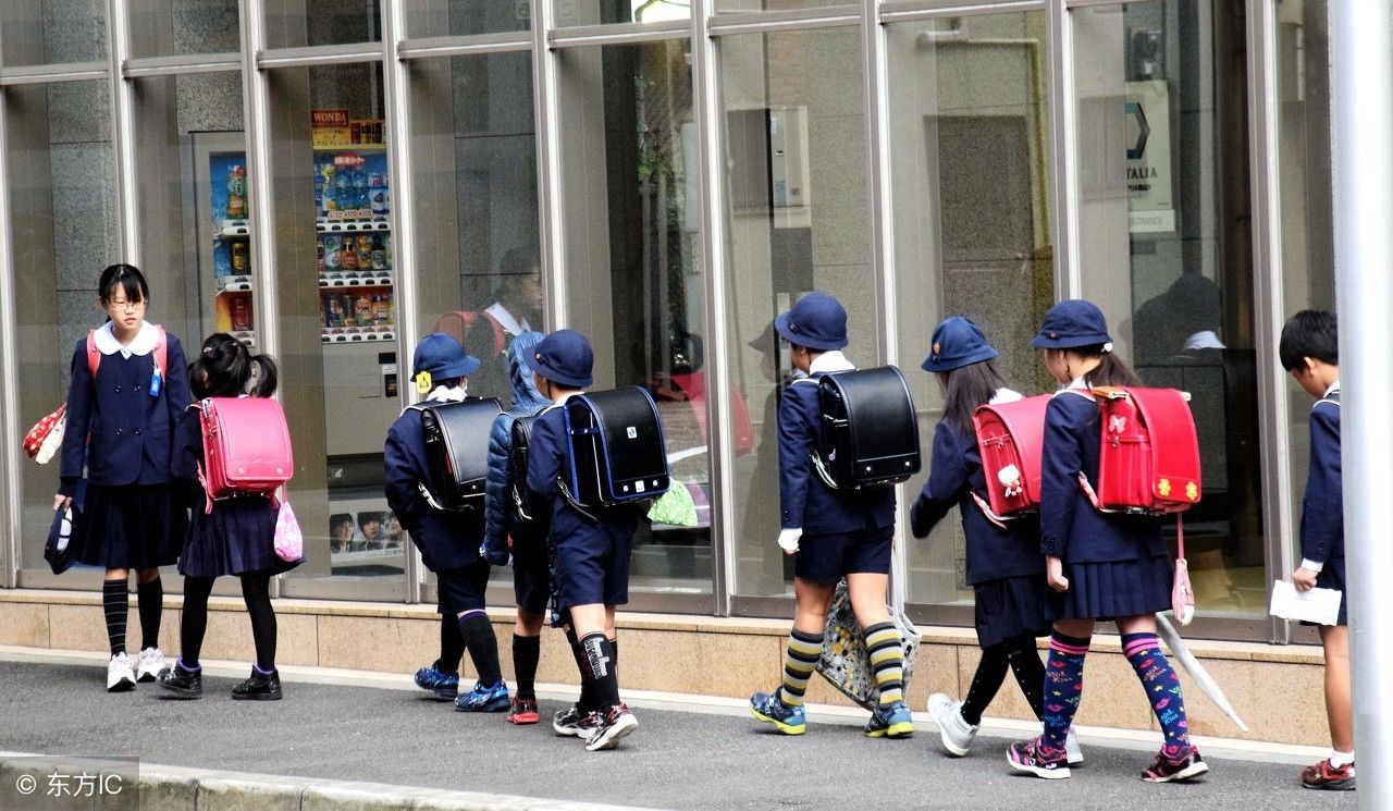 日本小学生冬天穿短裙短裤,无人接送独自上学
