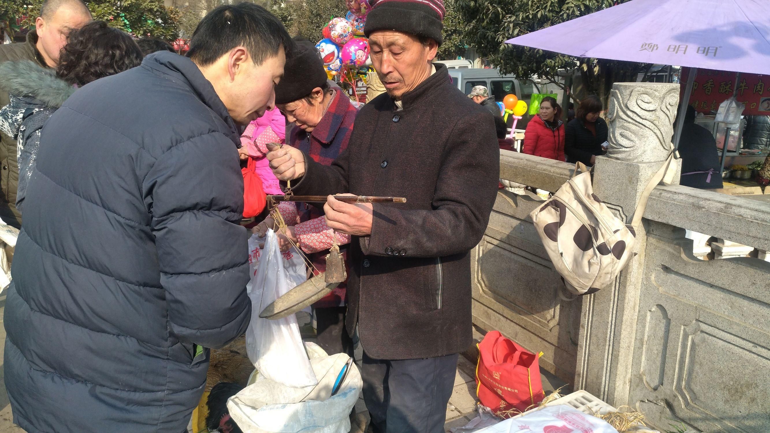 陕西土特产走俏年货市场 汉中农民半夜走路进城摆摊