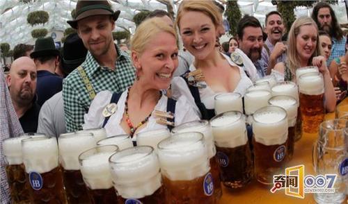 这国家民族做事风格严谨,但喝起酒来中国人都