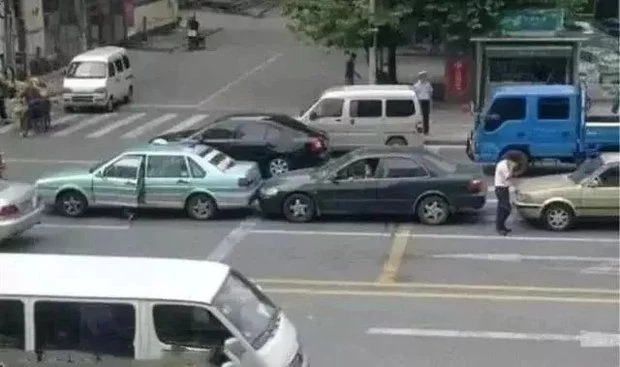 遇到红灯压过线外该怎么办? 怎样才算闯红灯? - 云栖雅韵博客 - 云栖雅韵博客 遇到红灯压过线外该怎么办? 怎样才算闯红灯? - 云栖雅韵博客 - 云栖雅韵博客