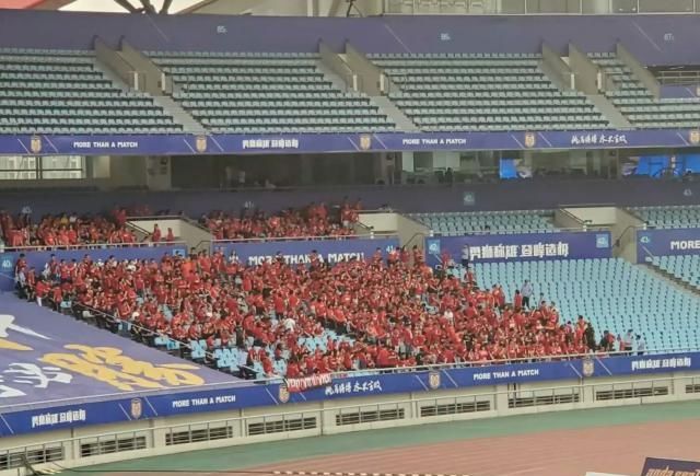 中超怪景:主场球迷居然静坐背对球场,喝倒彩!10分钟后走人