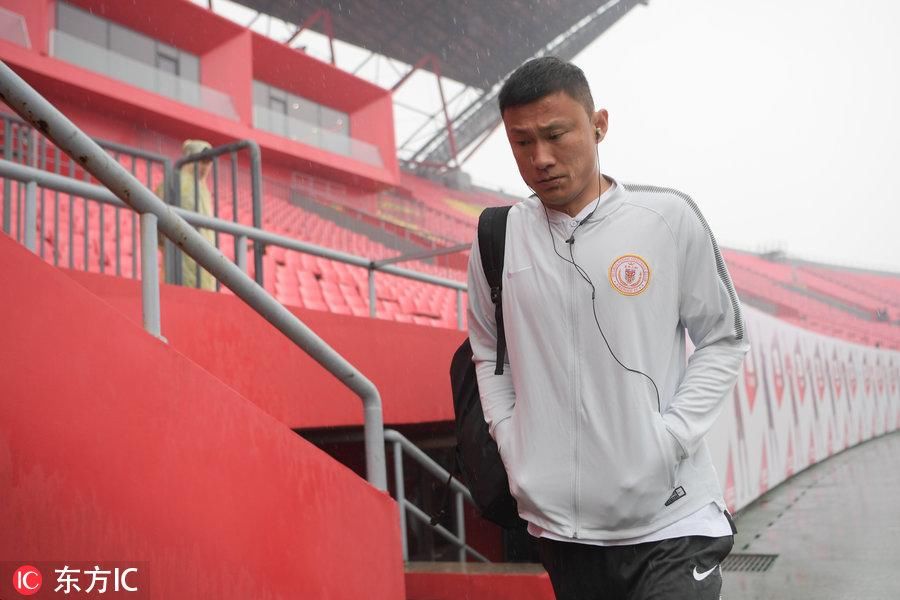 北京人和球员冒雨抵达赛场 奥古斯托竖拇指笑