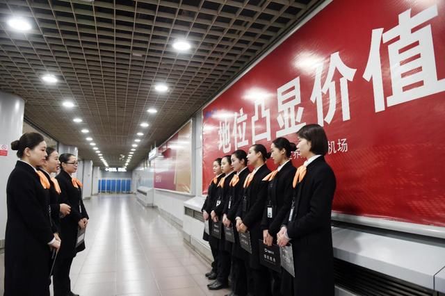 谁是最后送你回家的人?滴滴接机员姑娘们进入一年中最忙碌的时刻