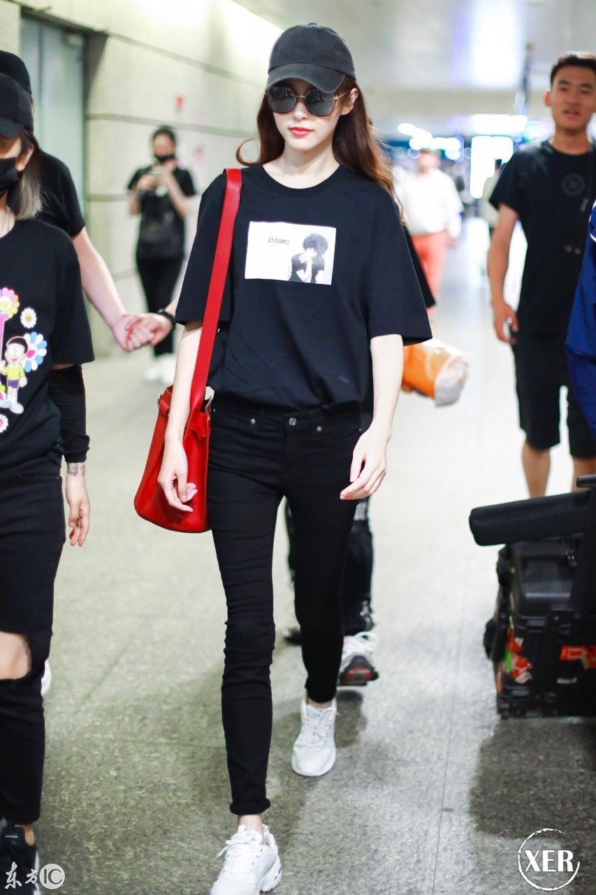 唐嫣穿深蓝色T恤搭配黑色紧身裤现身机场,烈焰