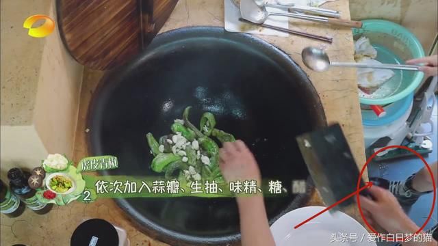 黄磊首次制作黑暗料理，大华转身就走，有谁注意黄磊的鞋子