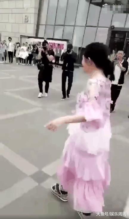 京活动现场,被男粉丝称为赵丽颖,赵丽颖押韵神