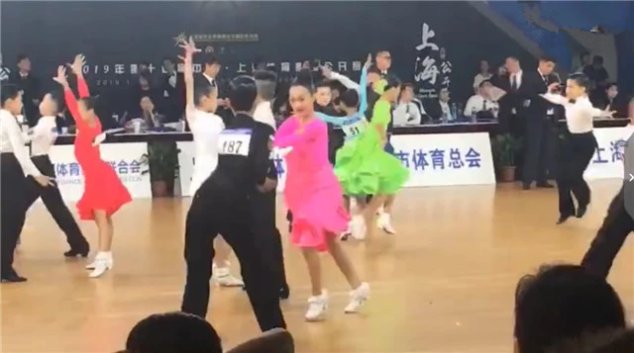 原创 被爆离婚后,文章陪女儿参加比赛,马伊琍独自现身机场没戴婚戒? 大发888黄金版登录