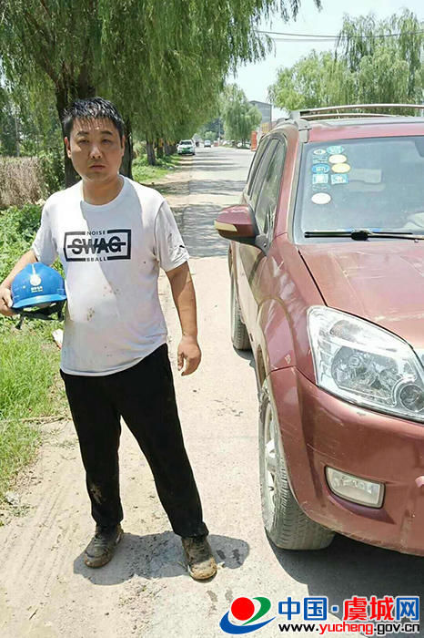 虞城一辆白色轿车失控翻入路边水塘 电力职工