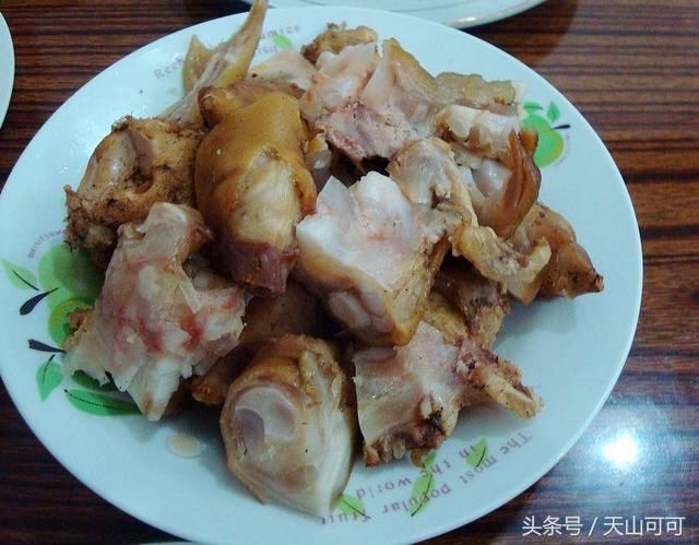 看看新疆人的宴客菜，足足18道菜，男人们都喝高了