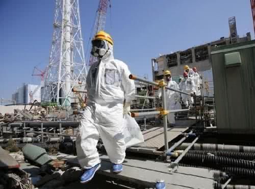 日本福岛核泄漏7周年,汽车已经被植被完全给覆盖,就像是走进鬼_【快资讯】