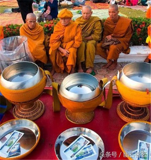 看完老挝和尚的伙食，再看看中国僧人的伙食，差距有点夸张了!