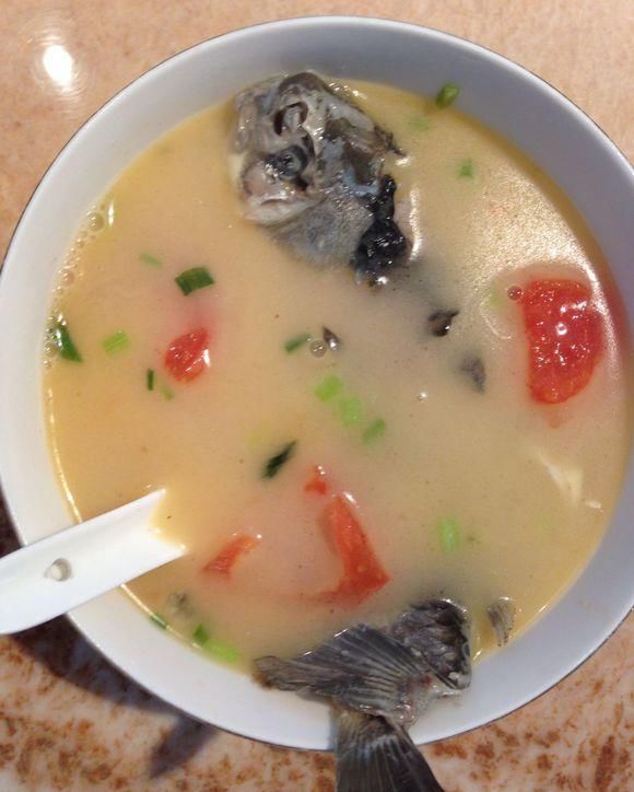 剥了皮的番茄和野生鲫鱼一起炖, 女儿的最爱