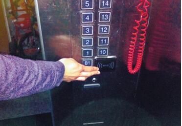 朋友刚搬进1楼新房！入住后物业就让交电梯费！合理么？