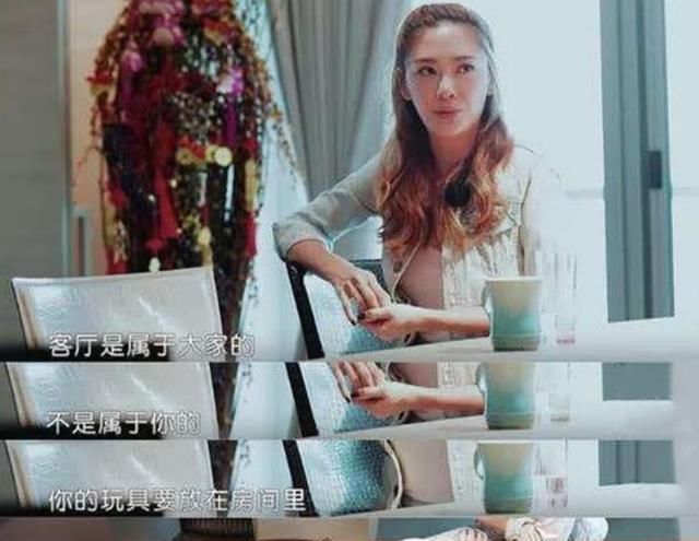 看应采儿的客厅，再看霍思燕家的，虎妈和猫妈的差距真大