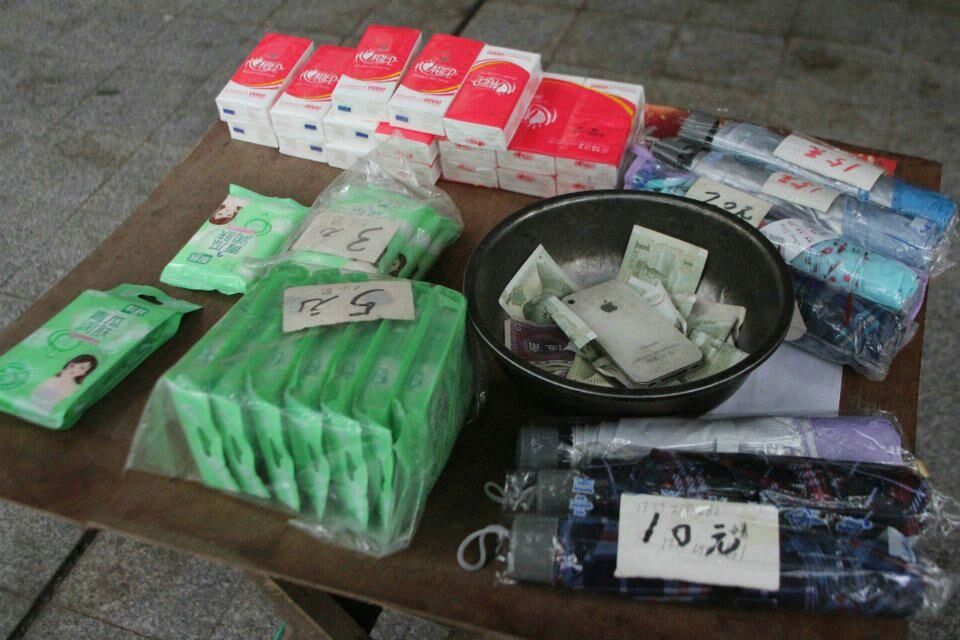 重庆街头“无人雨伞摊”考验诚信，市民买雨伞买纸巾全靠自觉