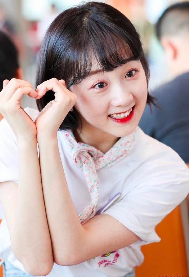 李子璇真会装嫩, 23岁还穿小学生的衣服, 却被