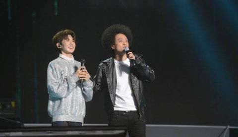 王源17岁生日会,送给妈妈的歌感动全场!