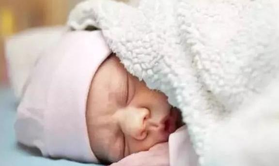 婴儿几个月可以睡大人的床 t0133b8d9b81888b334.jpg