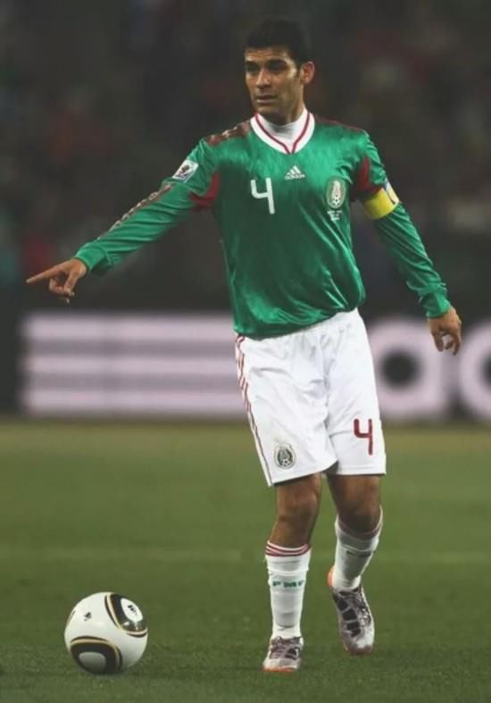 世界杯历史第一人!连续5届队长 队友给他戴袖