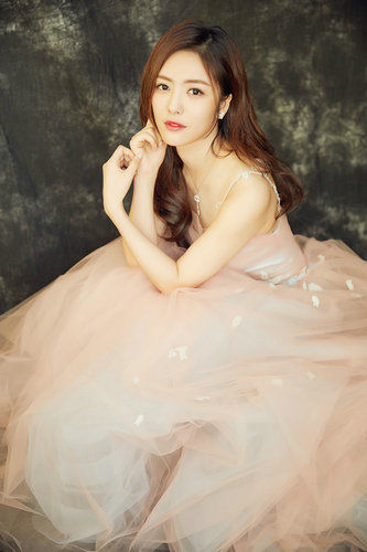 蔡文静双色礼服仙气十足 甜美冻人