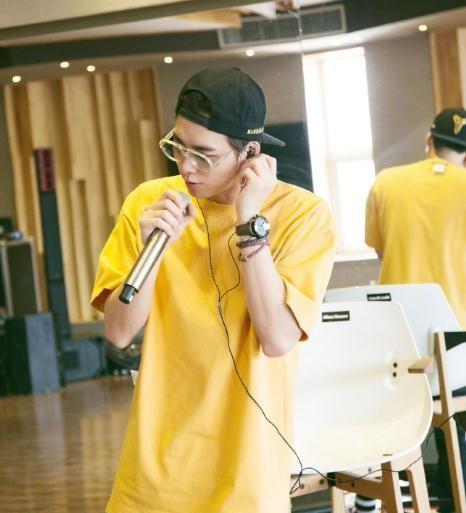 继鹿晗、吴亦凡、蔡徐坤之后,李易峰也发布了