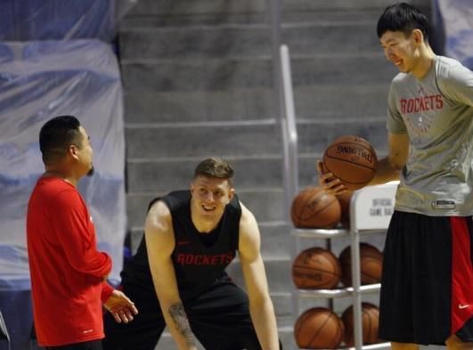 哈滕低迷表现气的德帅摇头,周琦却连续拿出两