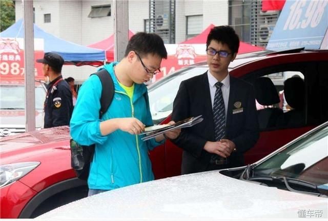 为什么很多国人没钱没房也要贷款买车？听完后有些还挺有道理！