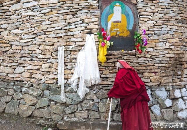 一人丢一块石头,结果成为世界最大的石堆,据说已达20亿