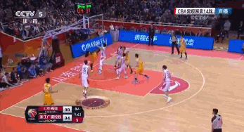 GIF-我瘦但我拼 胡金秋真血性 跟3人抢板倒地送