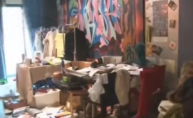 张卫健弟弟生前房间,装修破败衣物凌乱,还有马蜂窝