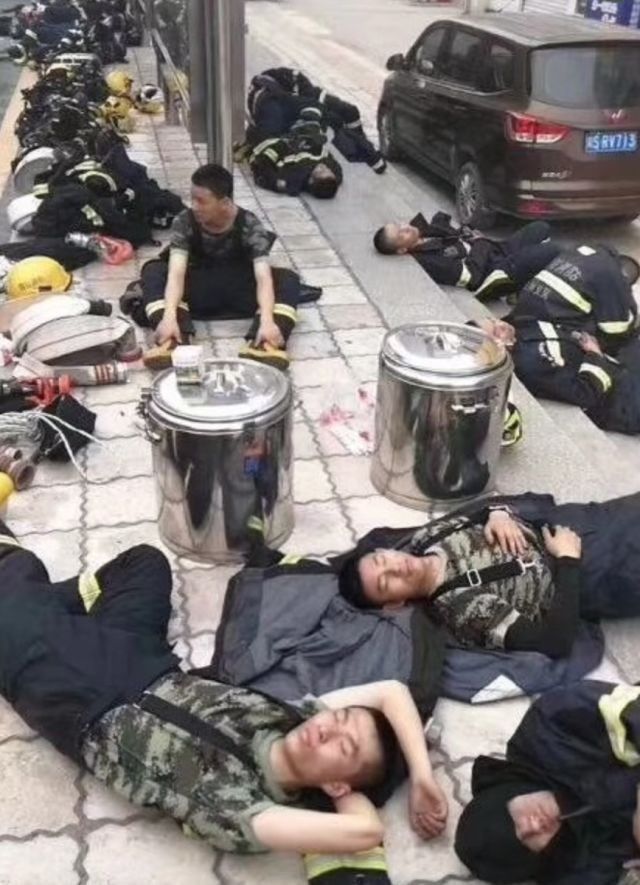 四川达州塔沱市场火灾救援: 明火再起 扑救继续