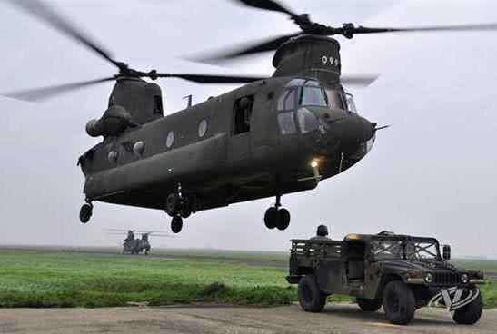 深夜,装甲车急速前进!直升机紧随其后,目标:美