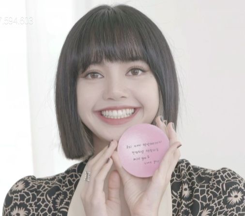 blackpink回归直播太惊艳，Lisa和男人拥抱了