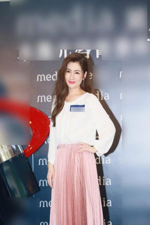 Selina浴火重生美出新高度,卷发红唇配百褶裙好