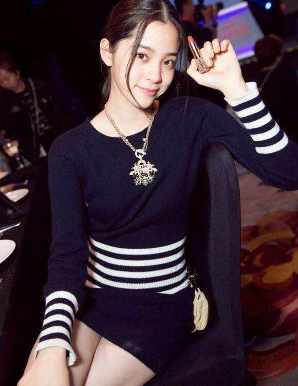 欧阳娜娜18岁生日半个娱乐圈送祝福,成年后第