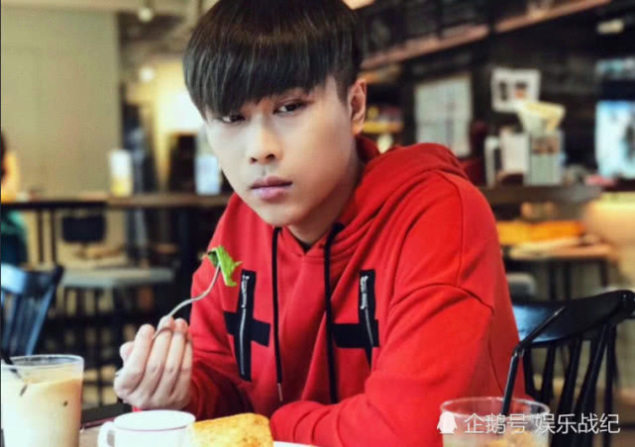 卢本伟化身超暖心男友,主动为uu吹头发获狂赞