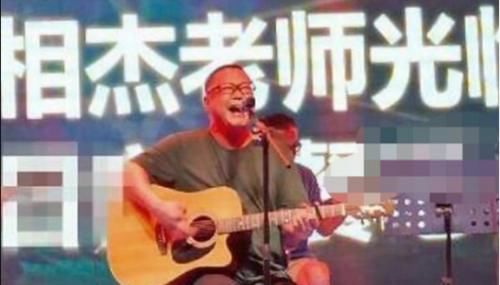 因《纤夫的爱》走红，曾6登春晚，51岁的他为生计只能餐厅卖唱