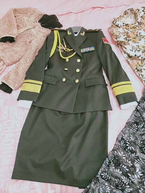 07式陆军女校官夏礼服,裙身短、拉链、后开叉