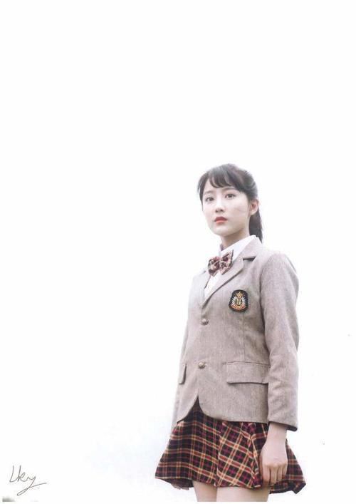 李艺彤村花造型，蝙蝠衫配阔腿裤美成邻家女孩，清纯又娇俏