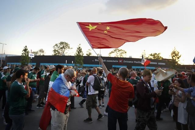 中国女球迷涌入俄罗斯看足球赛?错了!她们是去