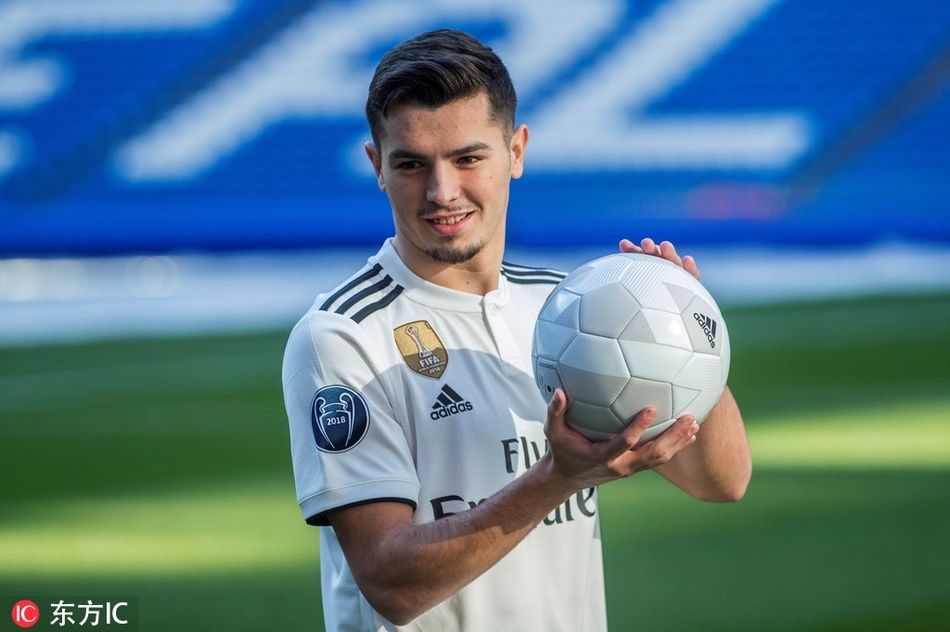 迪亚兹亮相皇马 昔日伊斯科球童成伯纳乌主人