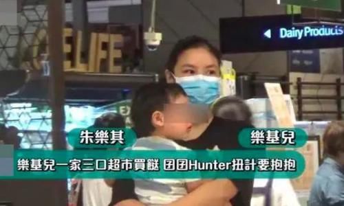 黎明前妻乐基儿逛街，抱着娃还得推婴儿车真累！富豪老公也没帮忙