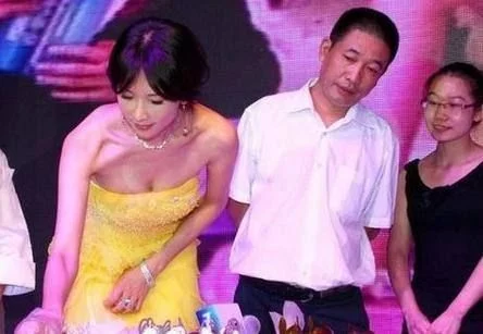 女星被偷瞄的尴尬瞬间,杨幂淡定,范冰冰大胆,最佩服最后一位