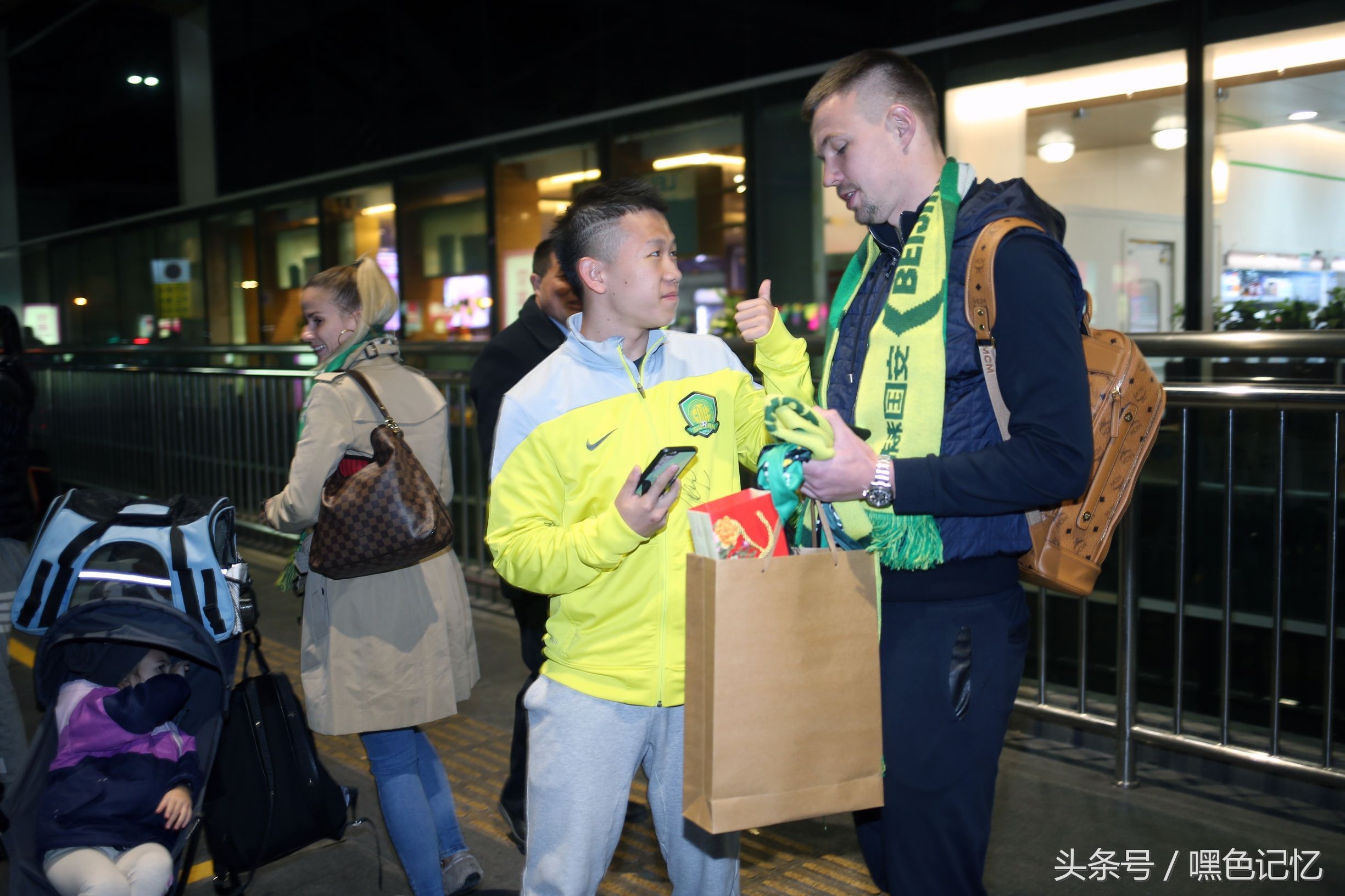 北京国安球迷送外援克里梅茨离京 球迷唱起国