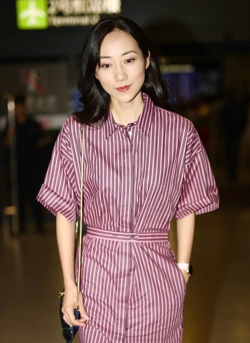 韩雪深夜现身机场,红色条纹套装美极了,女神也
