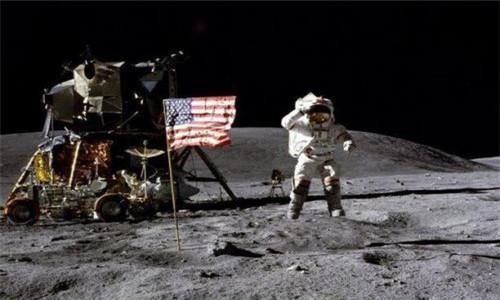 美国登月时在月球上插的旗子，现在咋样了?说出来你都不会信