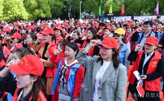 社区居民为军运会文明公约谱曲编舞