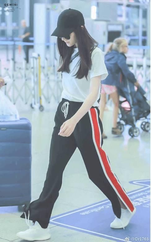 迪丽热巴机场风格大不同,走路像劈叉、怀里抱