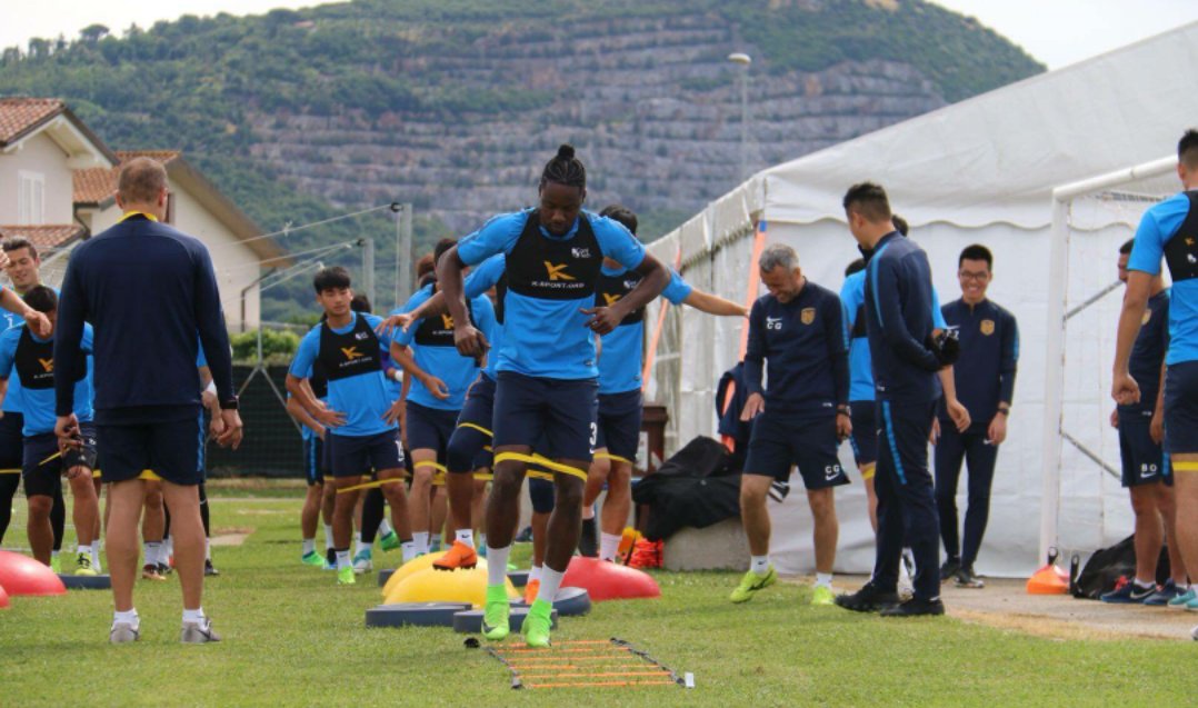 江苏苏宁全体球员夏季集训,然后与佛罗伦萨地