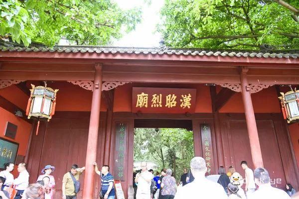 成都旅游必打卡的武侯祠,最美风景是这面红墙,游客感叹:值50块